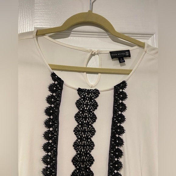 NWT Ryan Wythe Cream Blouse Black Lace Stripe Detail Button Keyhole Size 1X - Picture 2 of 11